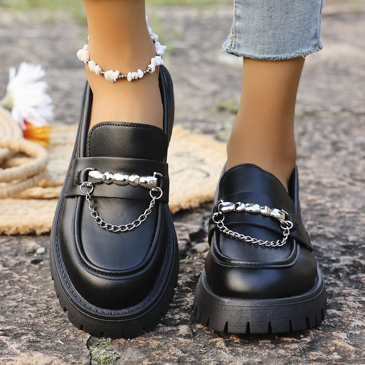 Loafers all matched with chain design